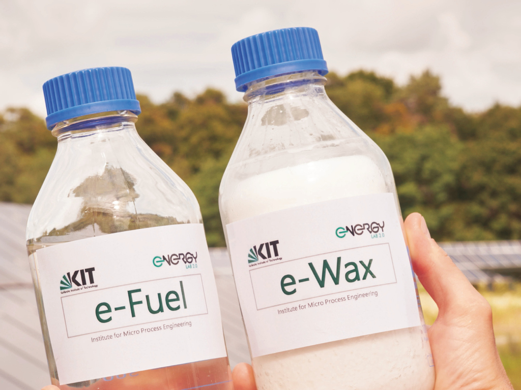 Zwei befüllte Flaschen mit der Aufschrift "E-Fuel" und "E-Wax"