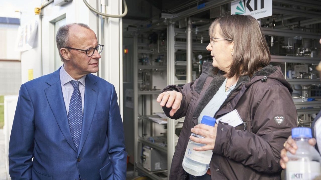 Friedrich Merz (links), Dr. Katja Haas-Santo (rechts)