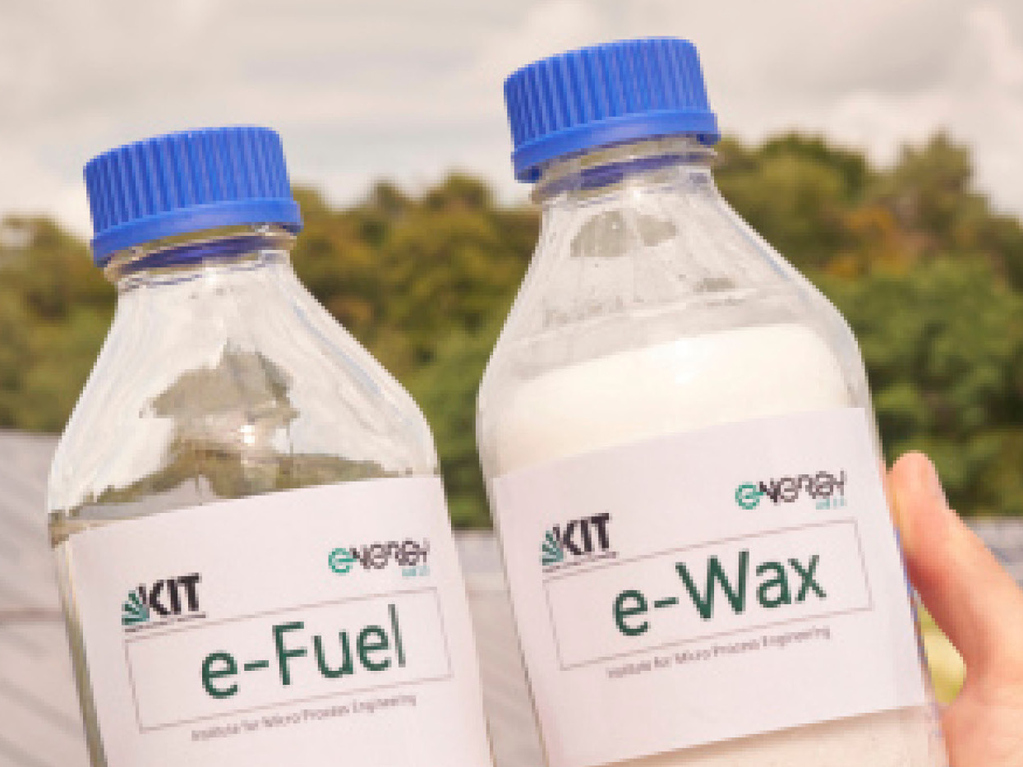 Zwei befüllte Flaschen mit der Aufschrift "E-Fuel" und "E-Wax"